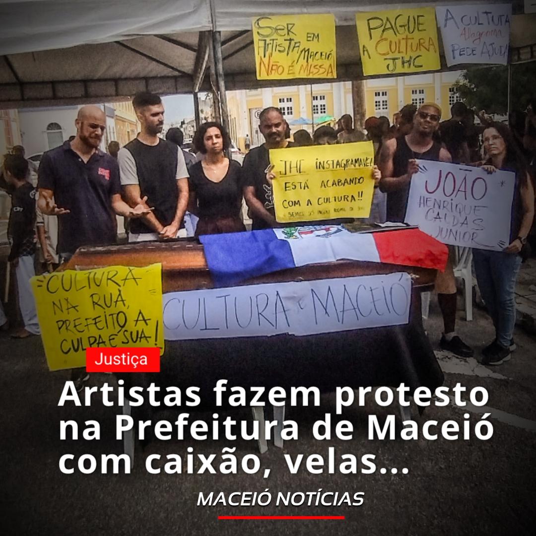 Artistas fazem protesto na Prefeitura de Maceió com caixão, velas...