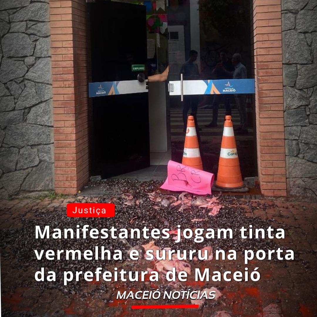 Manifestantes jogam tinta vermelha e sururu na porta da prefeitura de Maceió