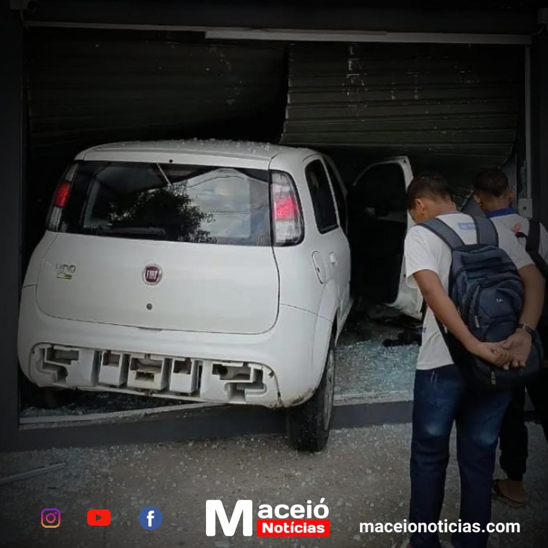 Assaltantes utilizam carro para furtar produtos em loja de pratas no Village