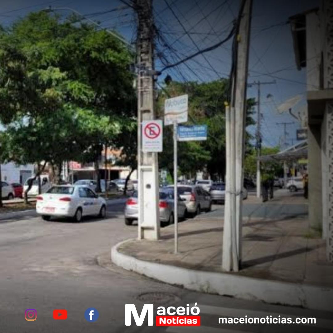 Colisão na Jatiúca: Veículo capota e atinge carro em esquina movimentada