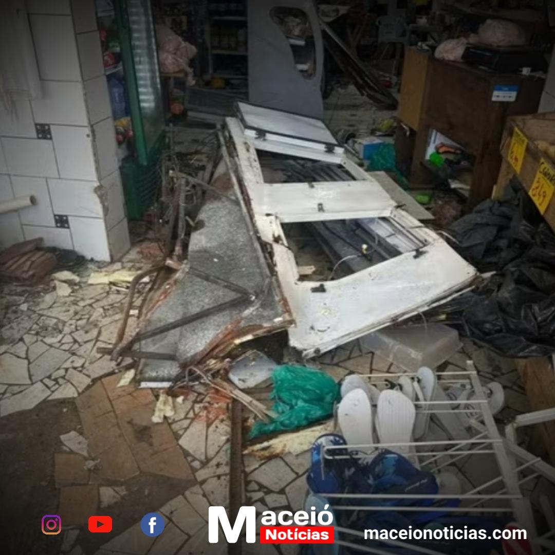 Carro invade açougue após colisão com moto e deixa três feridos no Benedito Bentes