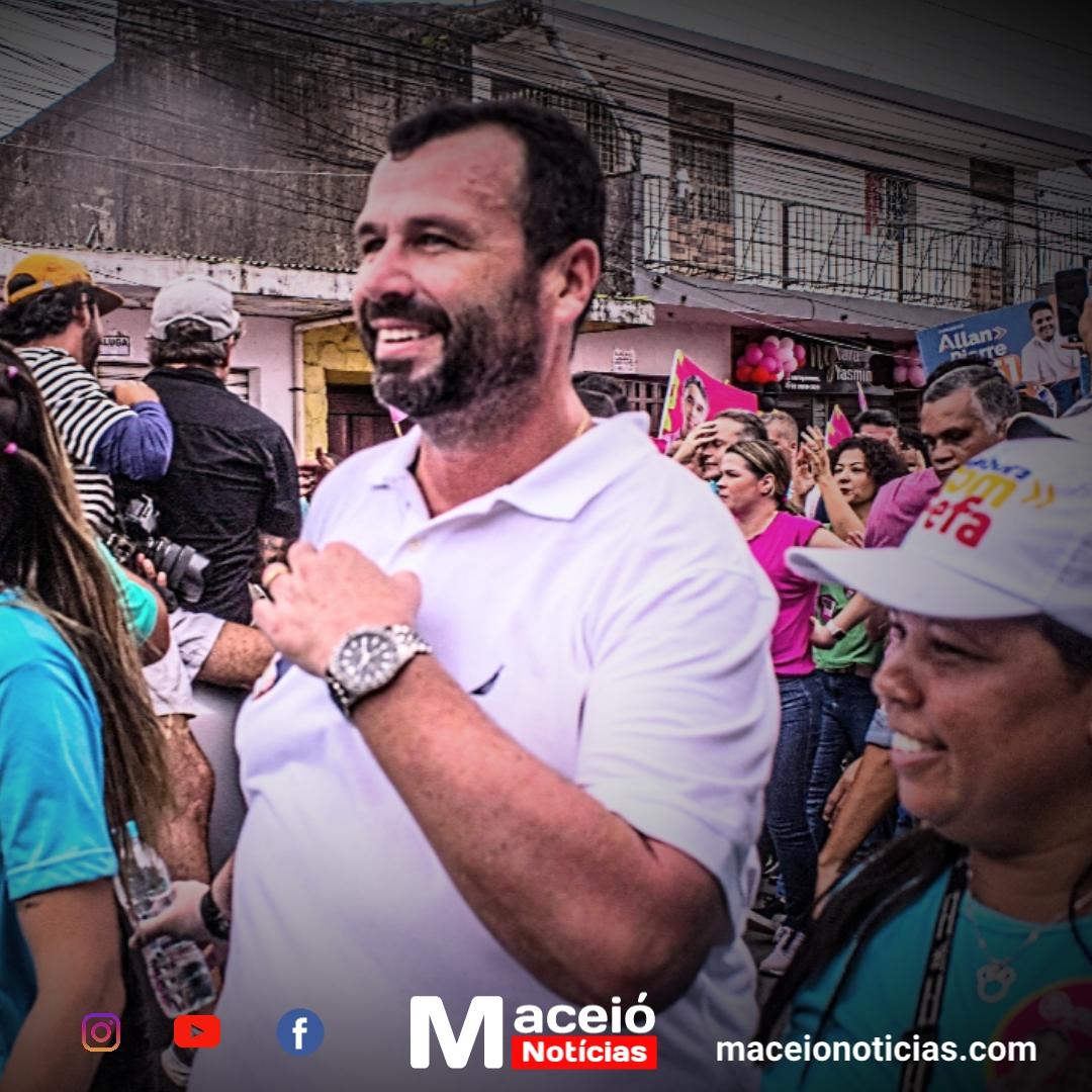 Fernando Holanda mobiliza multidão em caminhada no Benedito Bentes ao lado de Rafael Brito