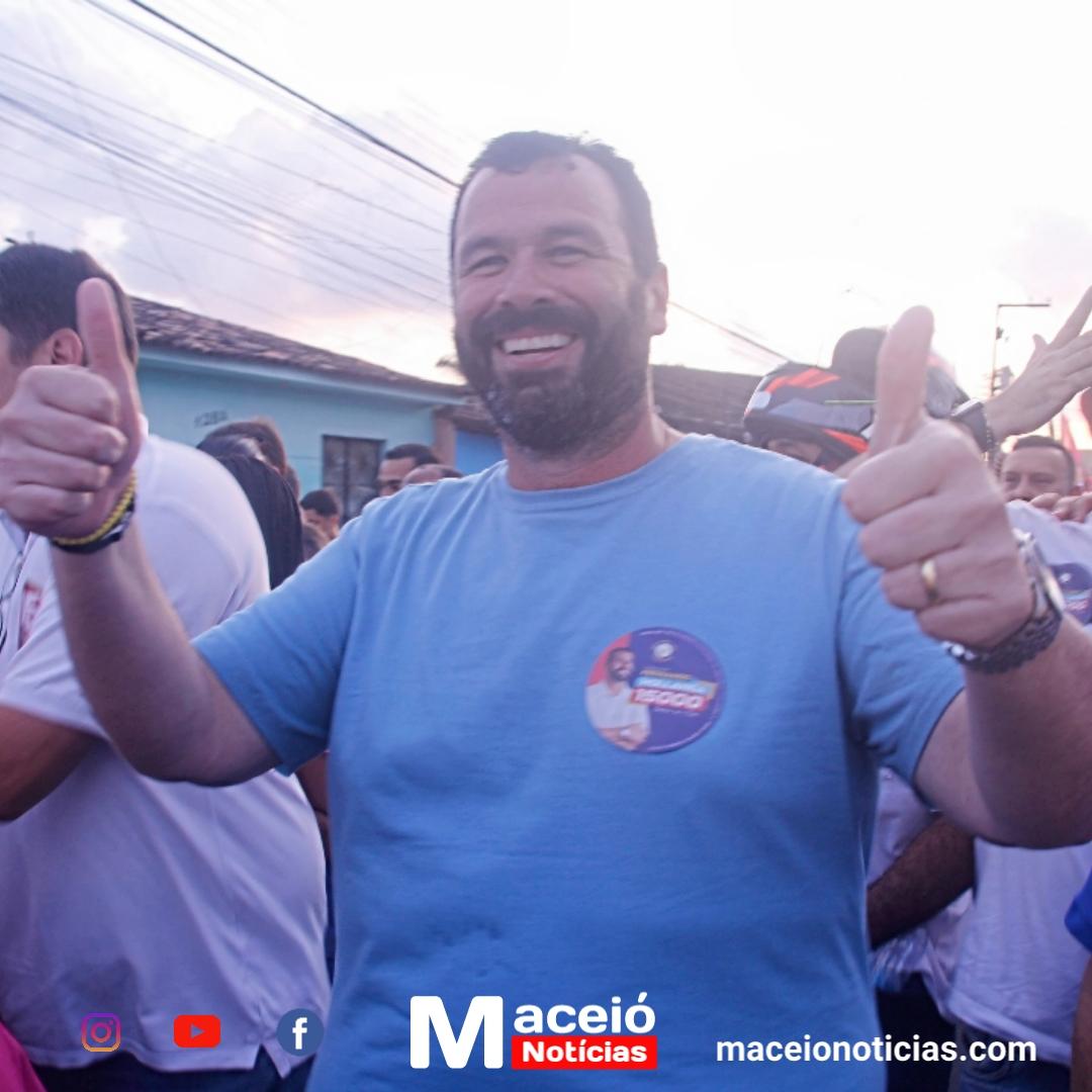 Fernando Holanda participa de caminhada no Clima Bom, em Maceió, no 7 de setembro