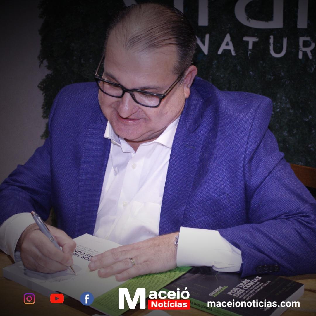 Livro de George Santoro reúne políticos e empresários em Maceió