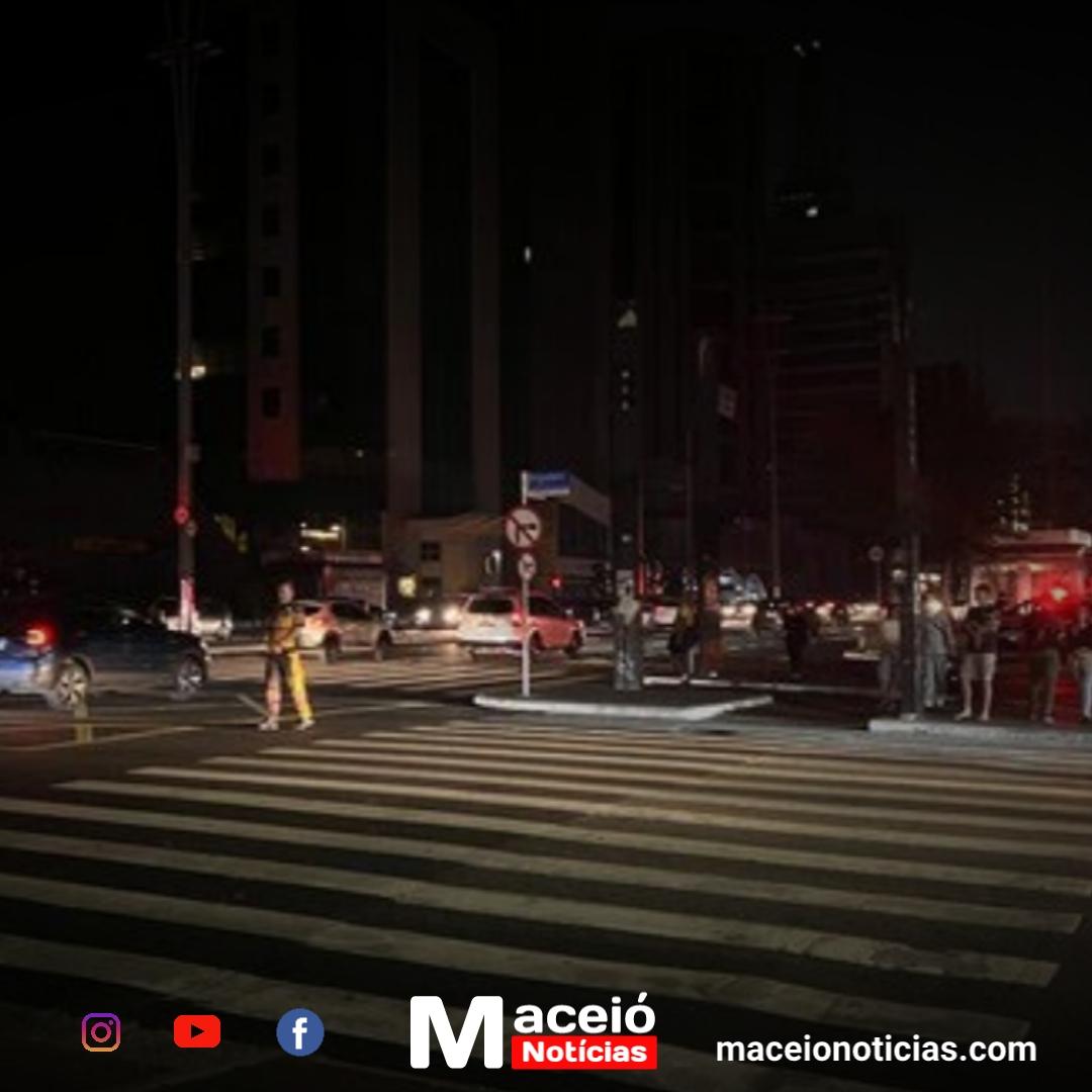 Quase 900 mil pessoas seguem sem energia em SP, segundo Enel