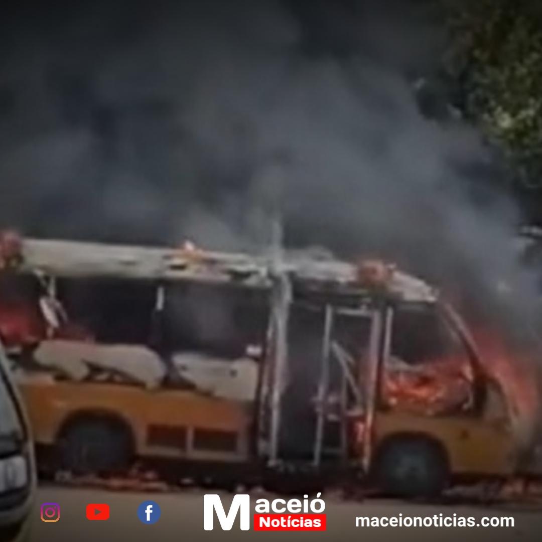 Incêndio destrói ônibus escolares no estacionamento em Coité do Nóia