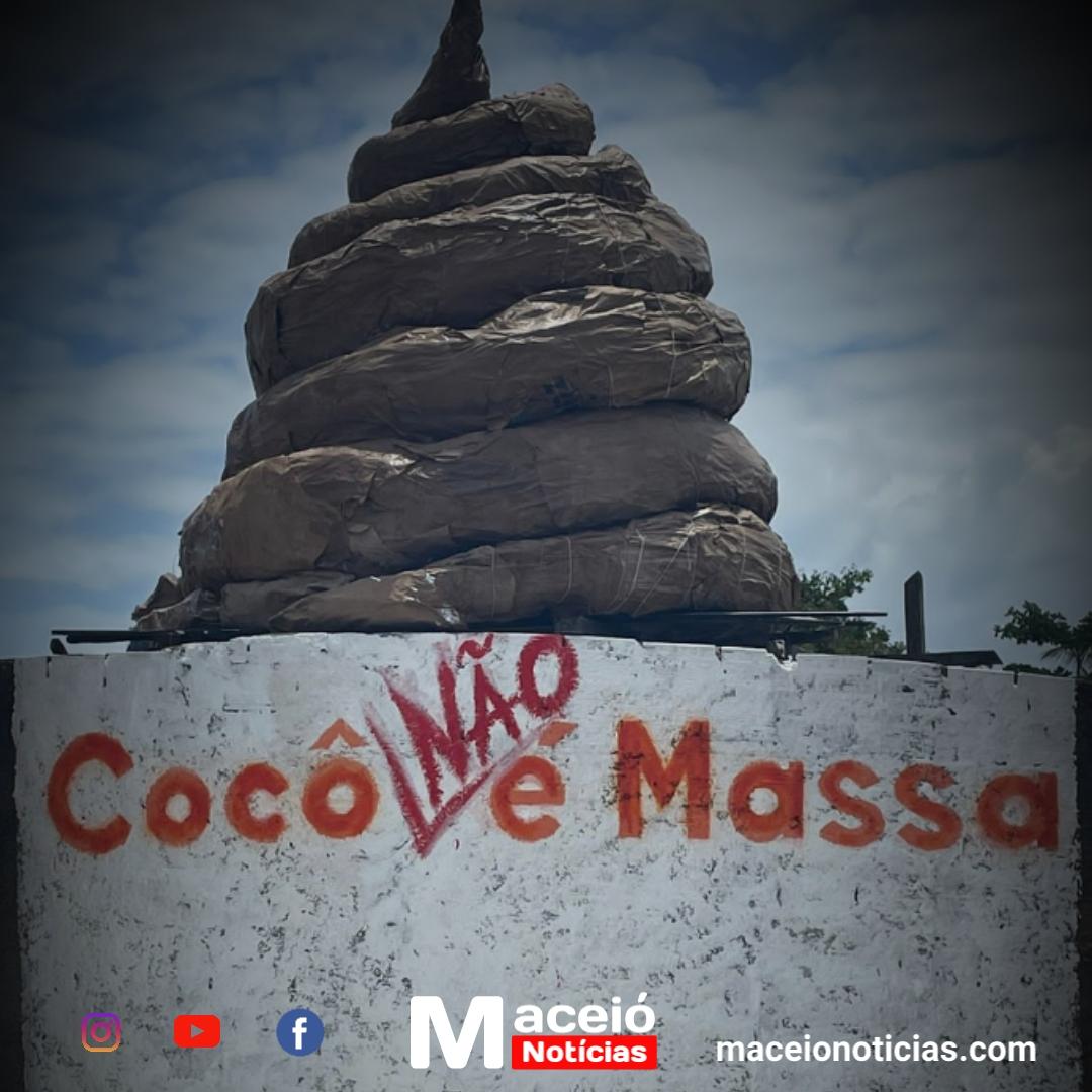 Moradores de Guaxuma protestam com figura de cocô contra esgoto sanitário