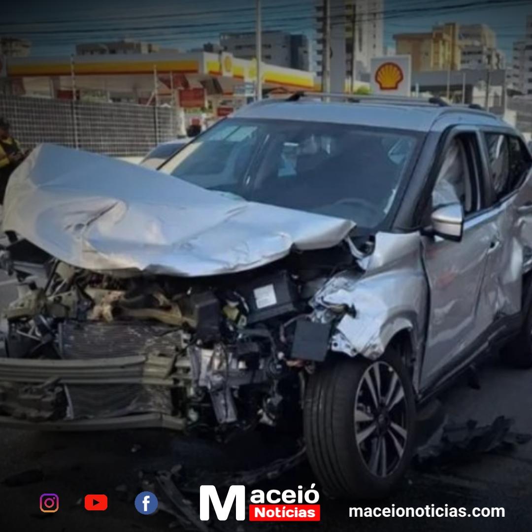 Três pessoas ficam feridas em acidente neste domingo na Jatiúca