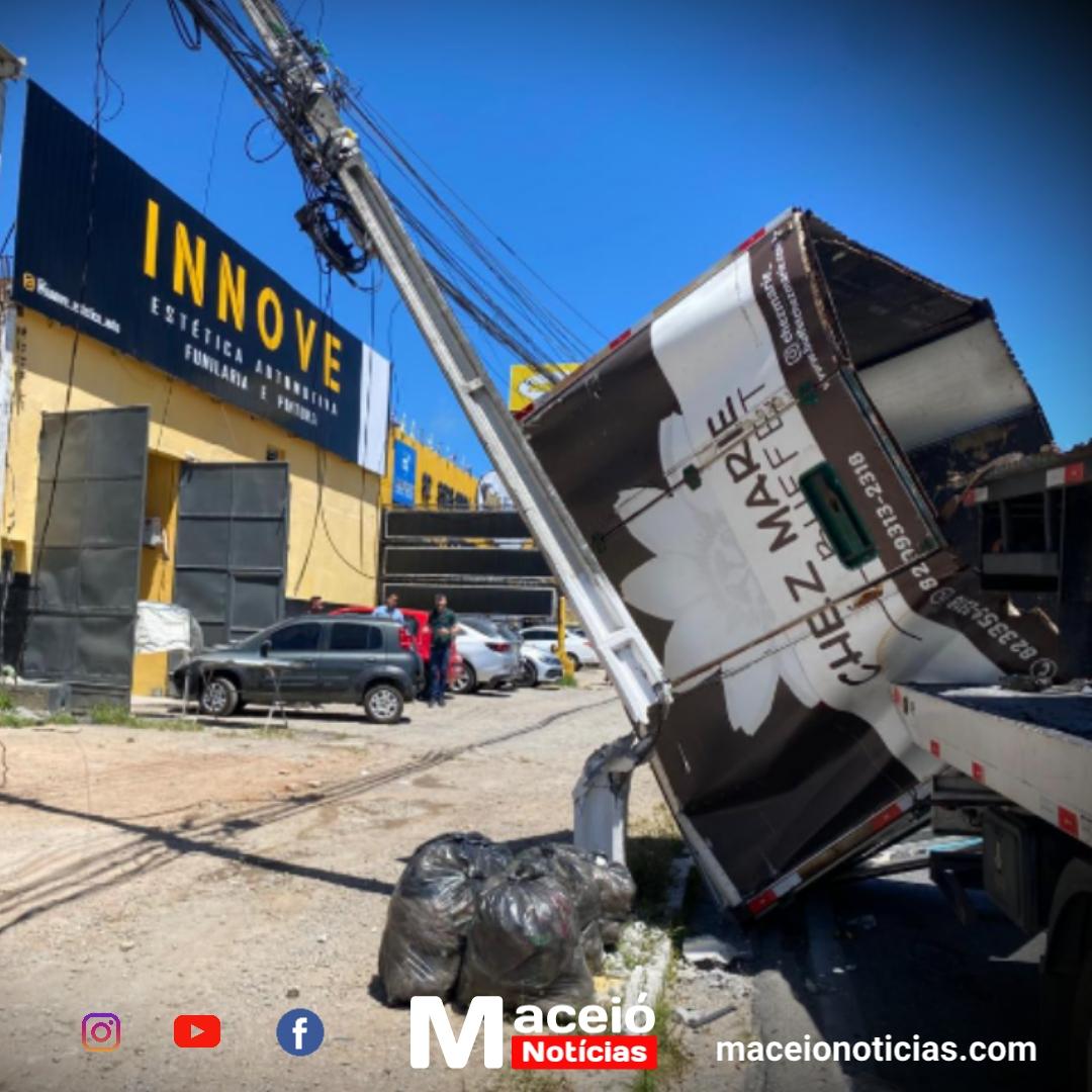 Caminhão tomba e derruba poste na Avenida Juca Sampaio