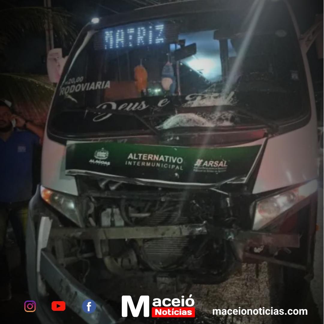 Moto e micro-ônibus se envolvem em acidente com duas vítimas em Cruz das Almas