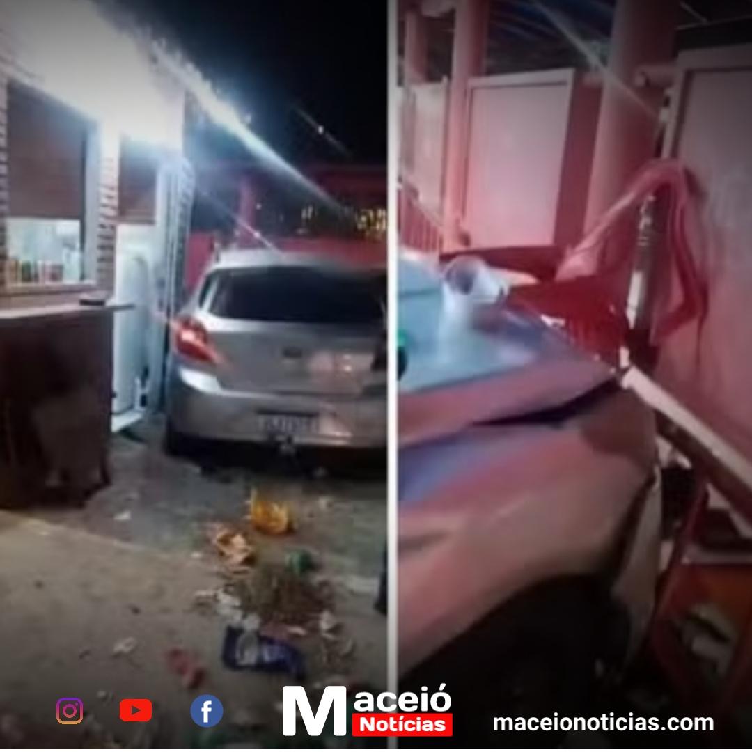 Motorista causa caos: carro atinge barraca de lanches e ponto de ônibus
