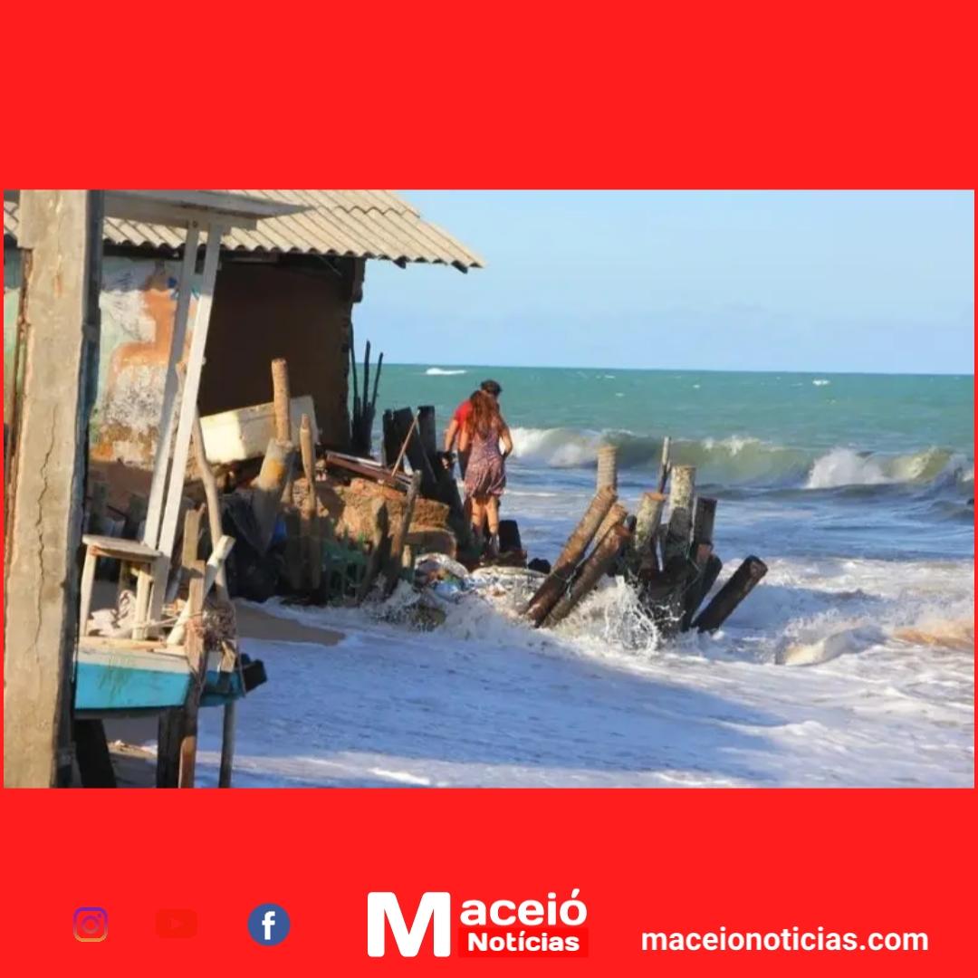 Estrutura da balança de peixe desaba com avanço do mar na Garça Torta