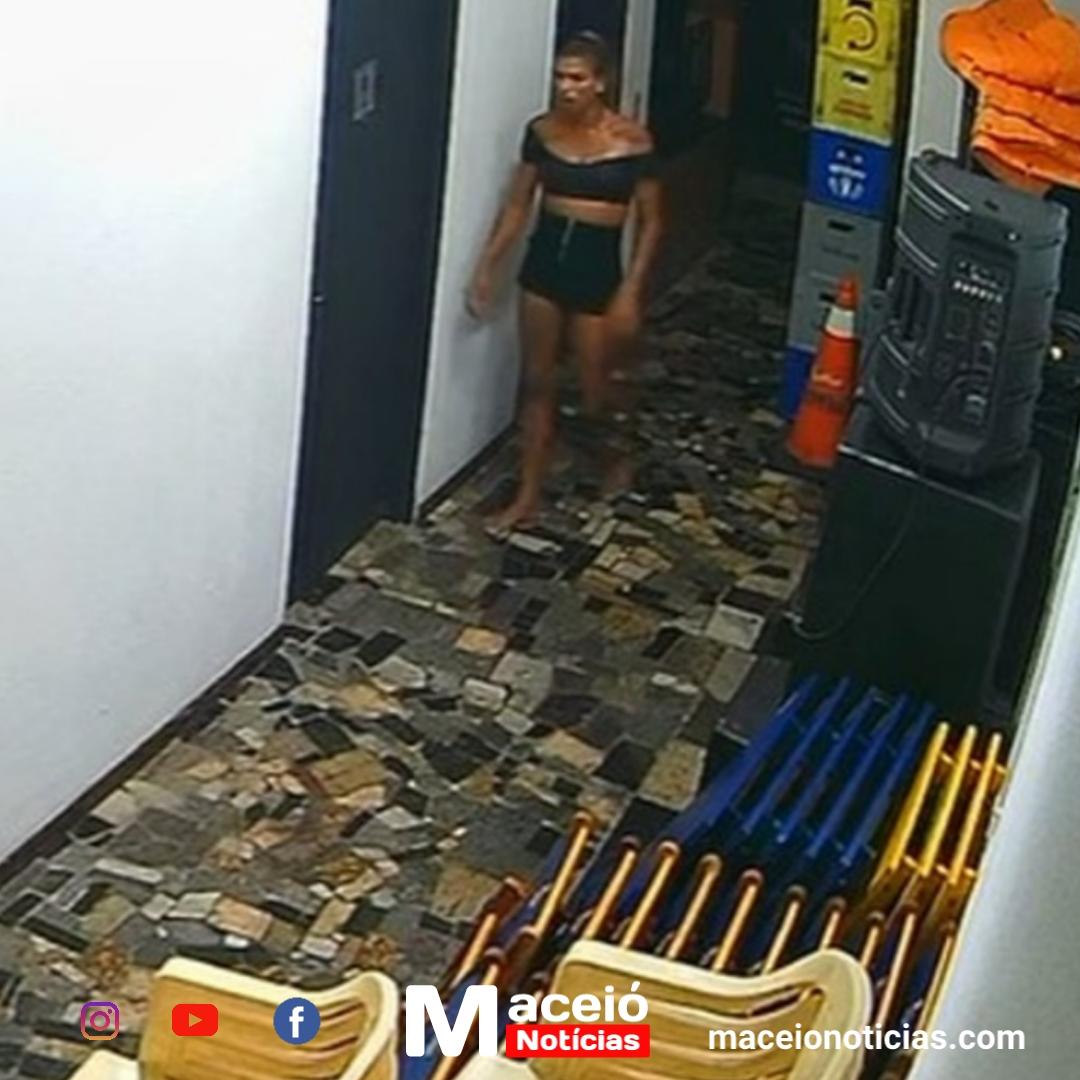 Mulher é filmada invadindo bar e levando objetos