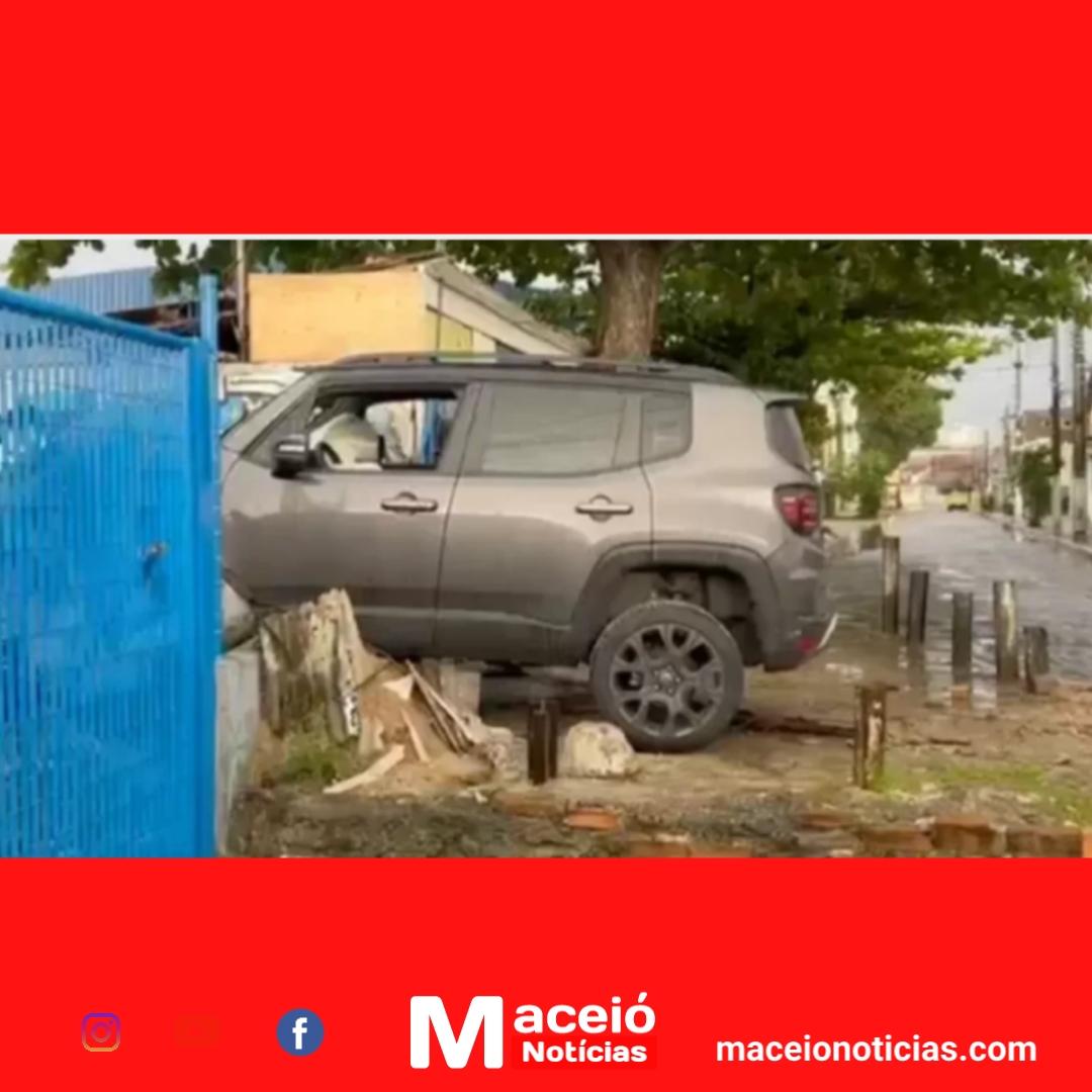 Jeep invade calçada e danifica fachada de órgão da Prefeitura de Maceió