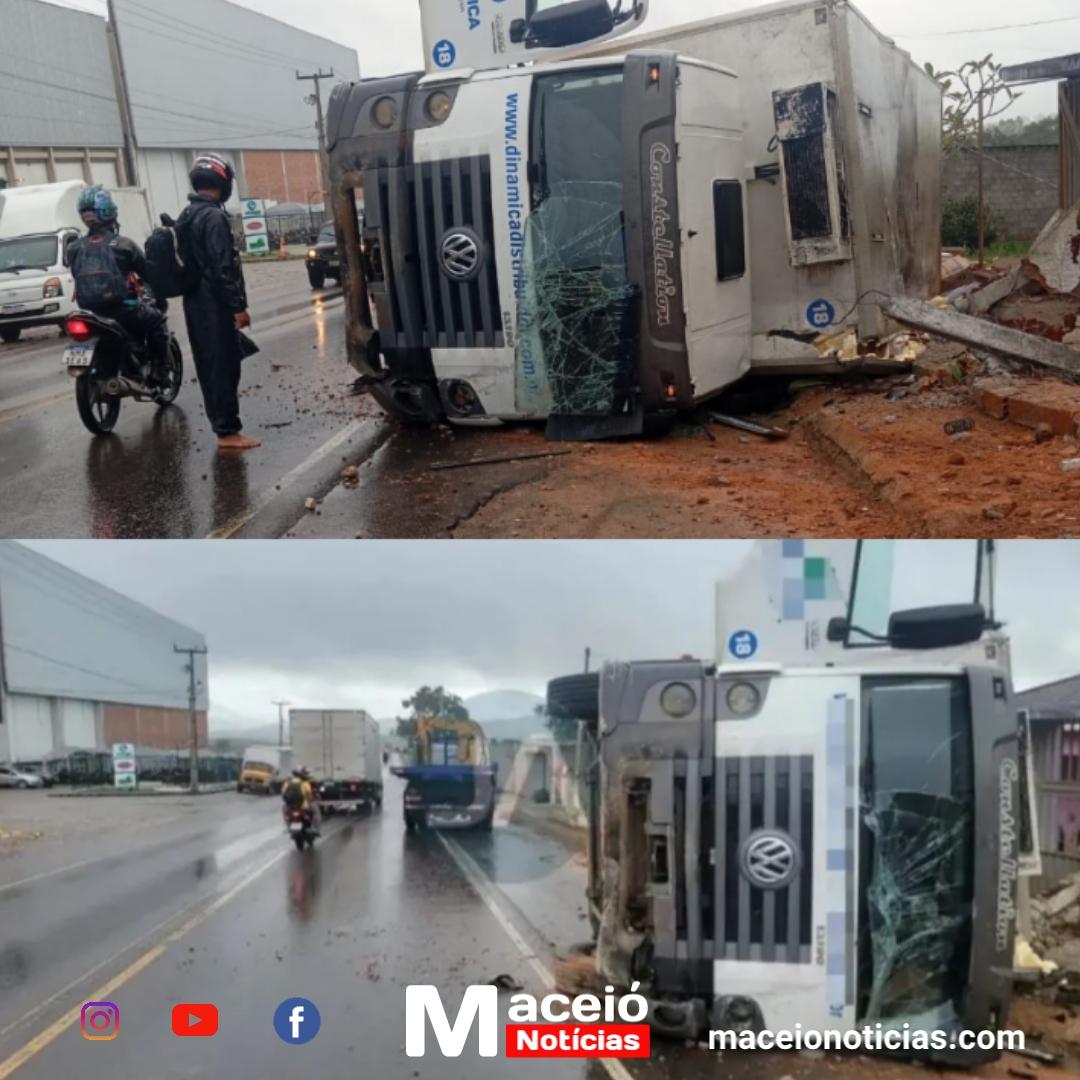 Motorista perde controle de caminhão e acidente termina com veículo tombado