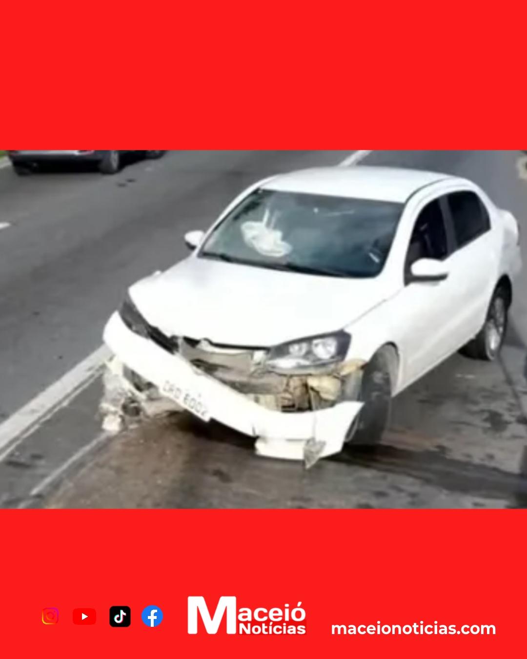 Carro destruído após batida na Durval de Góes Monteiro