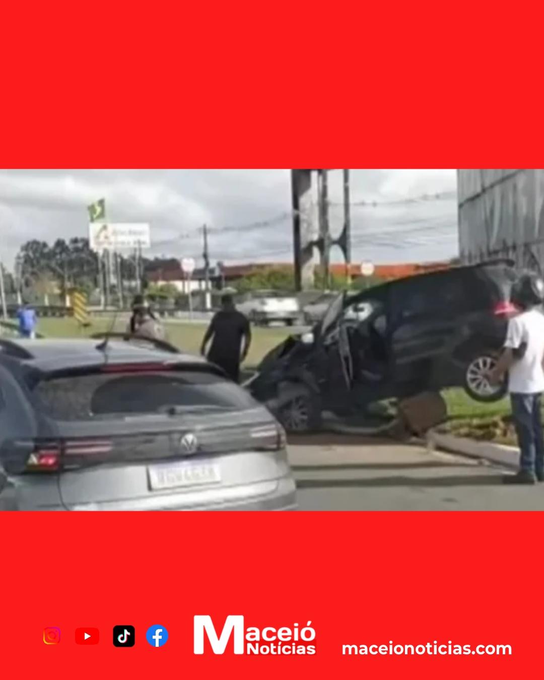 Violenta batida na Durval de Góes Monteiro termina com veículo totalmente danificado