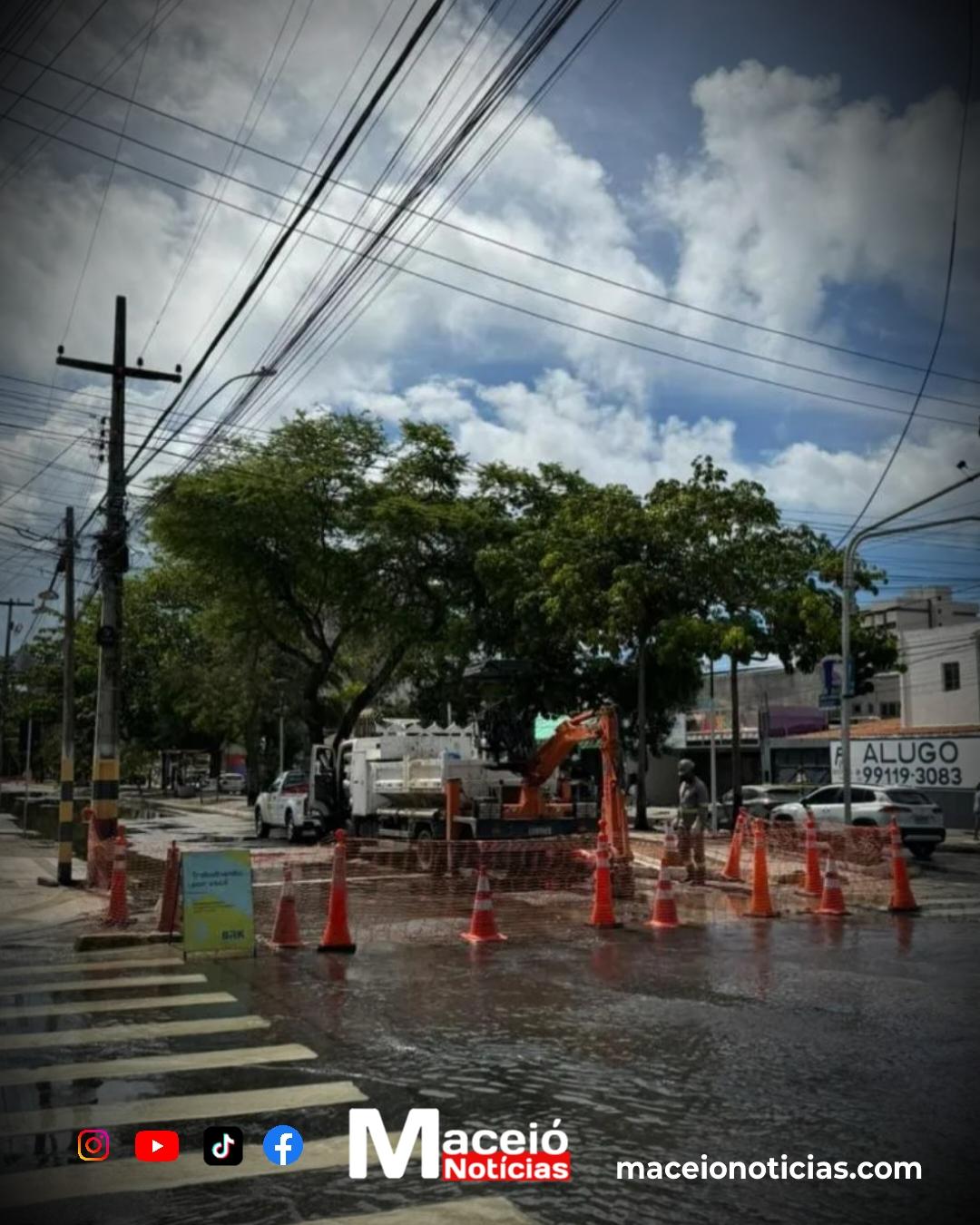 Vazamento interdita Avenida Amélia Rosa e impacta trânsito na região