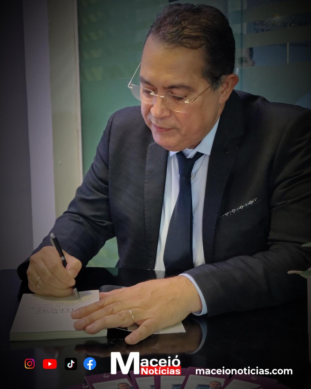 Adeílson Bezerra lança livro e movimenta cenário jurídico e político em Maceió