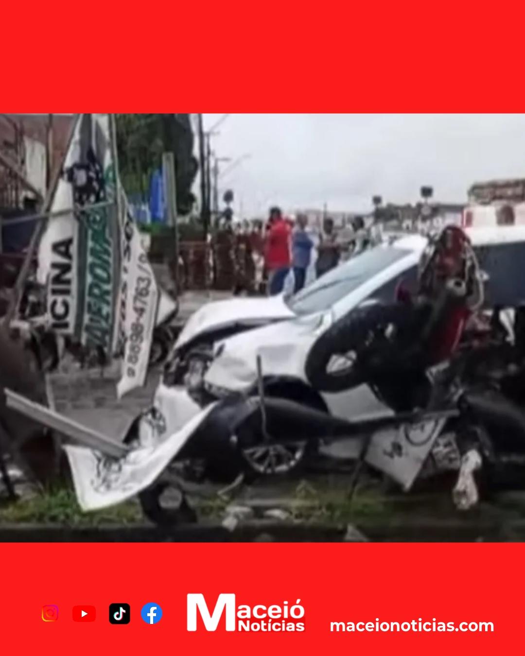 Impacto em cadeia: carro atinge veículos, derruba poste e deixa parte de Rio Largo sem energia