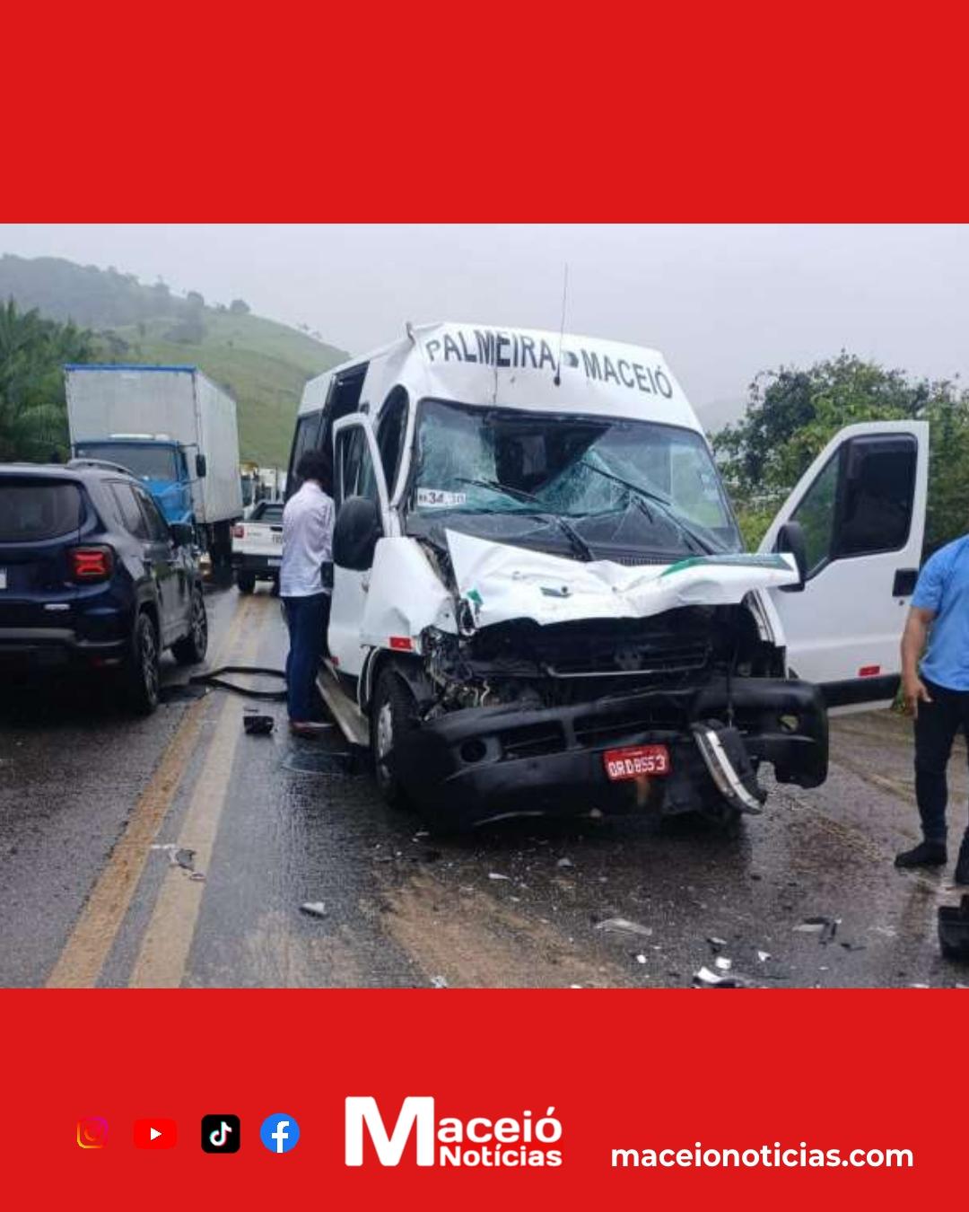 Acidente entre van e caçamba na BR-316 deixa 11 feridos em Atalaia