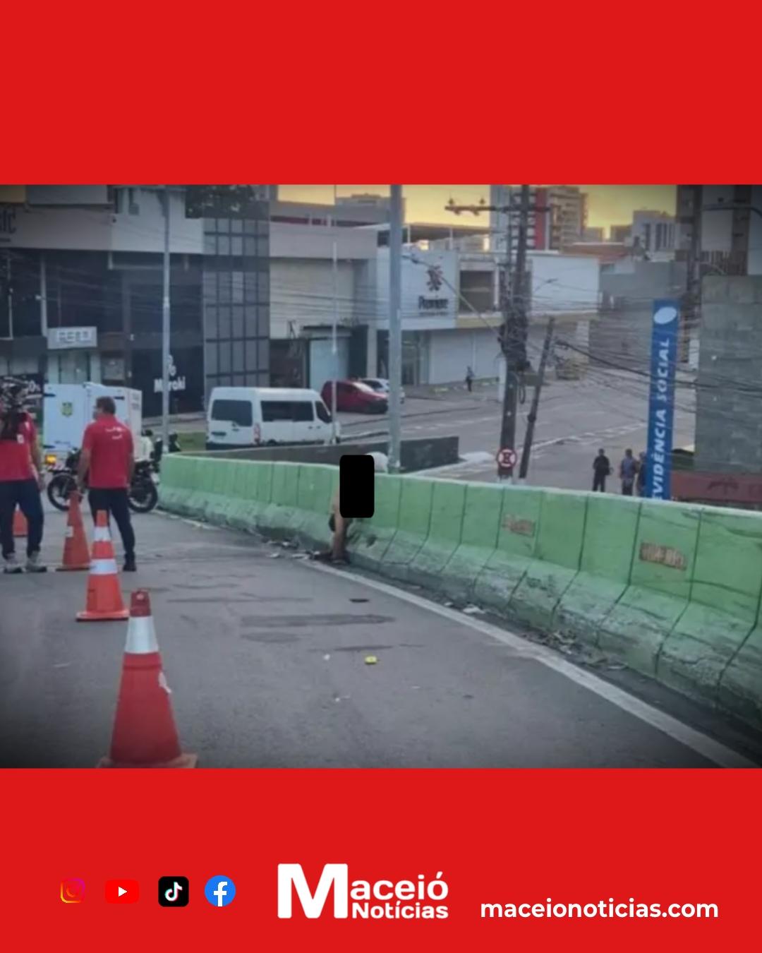 Acidente no Viaduto João Lyra deixa motociclista morto e mulher ferida em Maceió