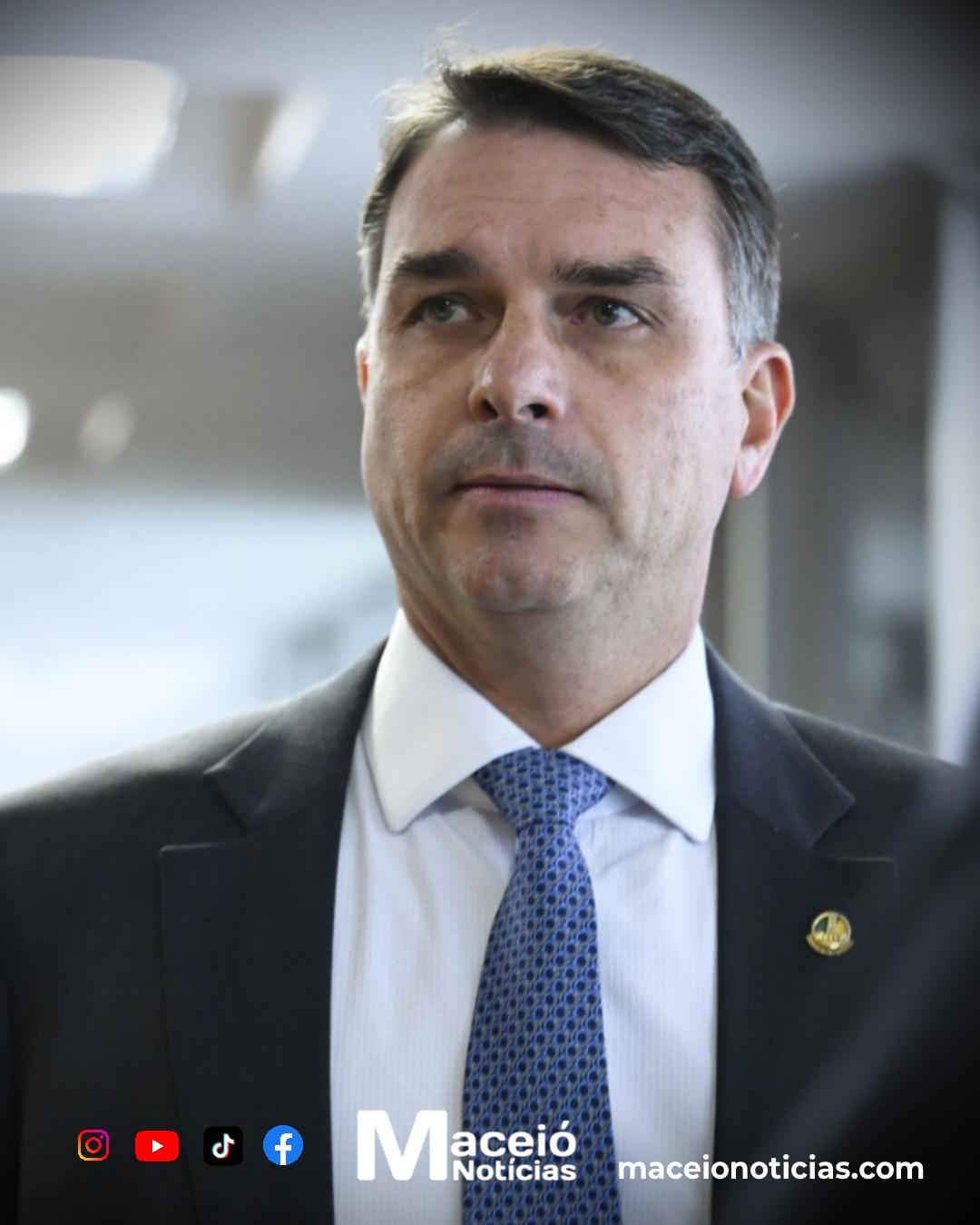 Flávio Bolsonaro teria saído do Brasil com destino aos EUA em avião particular