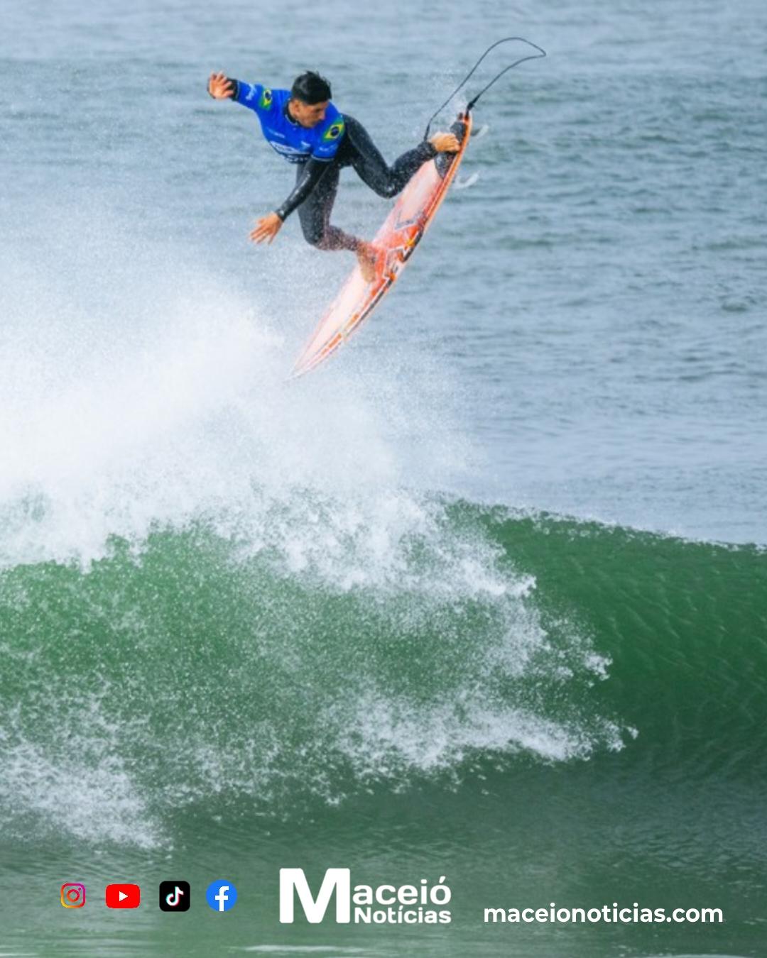 Gabriel Medina e Ítalo Ferreira duelam por vaga na final em Peniche