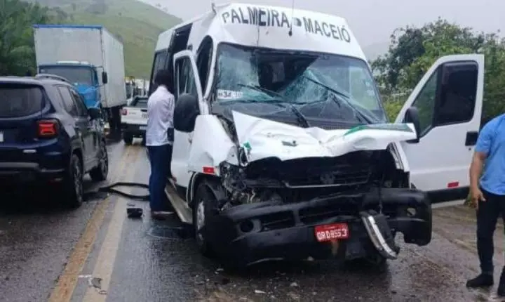 Acidente entre van e caçamba na BR-316 deixa 11 feridos em Atalaia