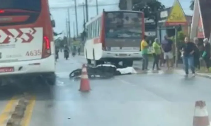 Acidente na Serraria termina em morte após queda de mulher em moto, atropelada por ônibus