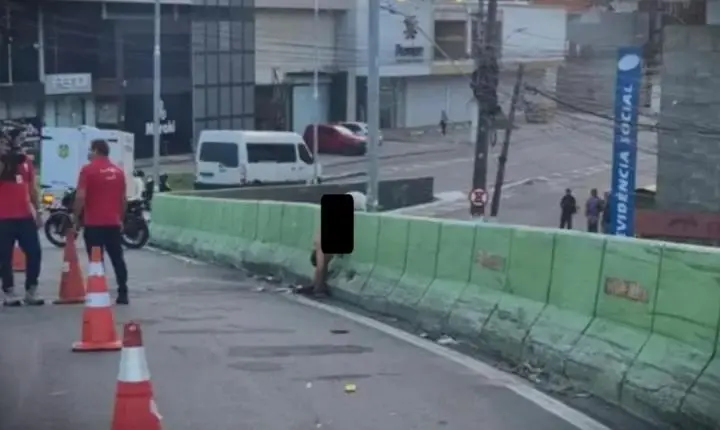 Acidente no Viaduto João Lyra deixa motociclista morto e mulher ferida em Maceió