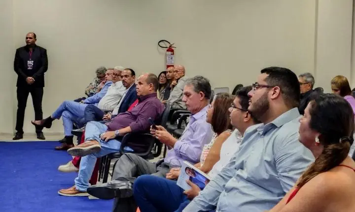 Adeílson Bezerra lança livro e movimenta cenário jurídico e político em Maceió