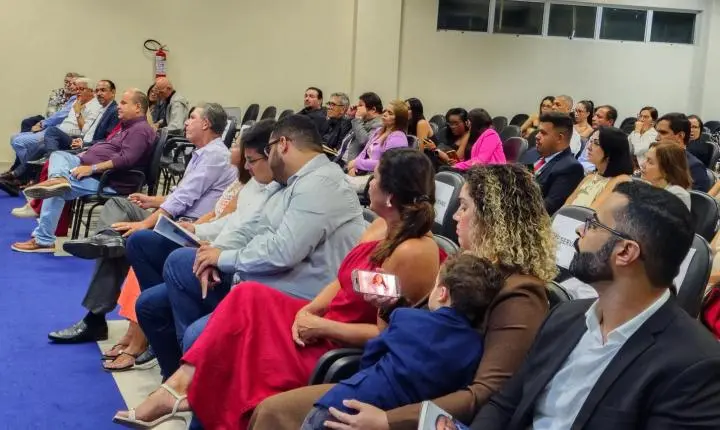 Adeílson Bezerra lança livro e movimenta cenário jurídico e político em Maceió