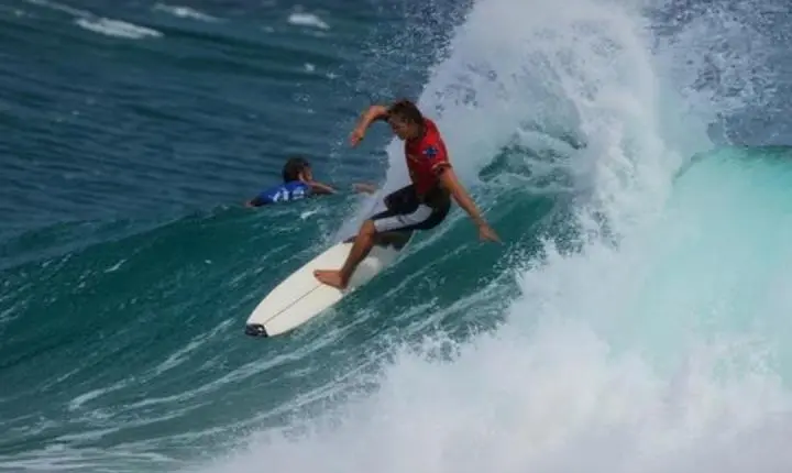 Alerta nos mares: aparição de tubarão suspende disputa feminina de surfe na Austrália