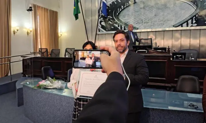Aninha Monteiro é homenageada na ALE pelo trabalho na divulgação do turismo 