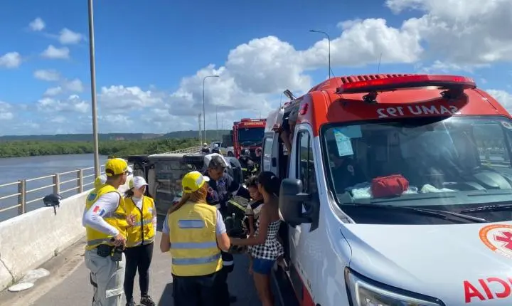 Casal de ciclistas é atingido por veículo na Ponte Divaldo Suruagy