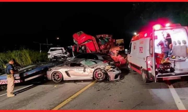 Colisão na BR-101 envolvendo caminhão e guincho termina em morte e destrói veículos de luxo
