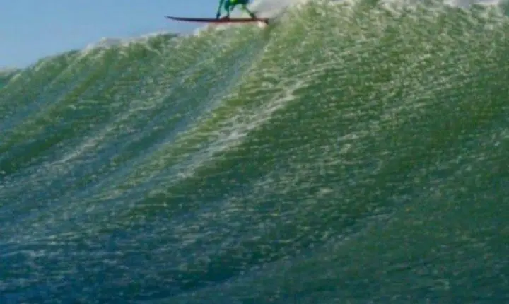 Coragem pura no mar: Vini dos Santos surfa onda gigante em Nazaré sem jet ski