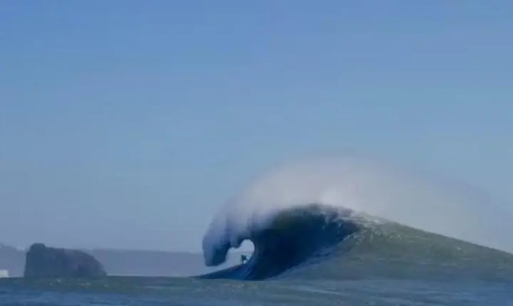 Coragem pura no mar: Vini dos Santos surfa onda gigante em Nazaré sem jet ski