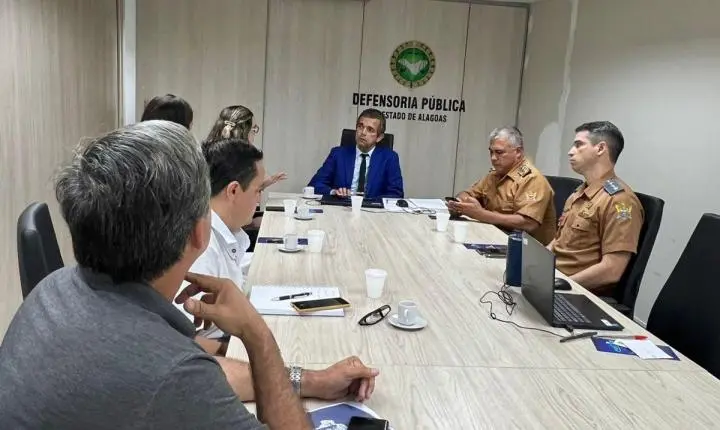 Defensoria Pública articula ação para regularização de provedores e retirada de fiação irregular nos postes em Maceió