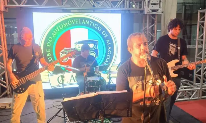 Encontro nacional de carros antigos movimentou Maceió com exposição e show da banda Pavilhão do Subúrbio