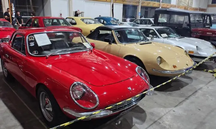 Encontro nacional de carros antigos movimentou Maceió com exposição e show da banda Pavilhão do Subúrbio