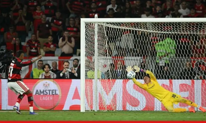 Flamengo amarga eliminação na Libertadores e aumenta pressão na reta final do Brasileirão