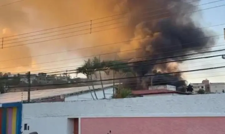Fogo destrói galpão desativado em Mangabeiras e mobiliza bombeiros