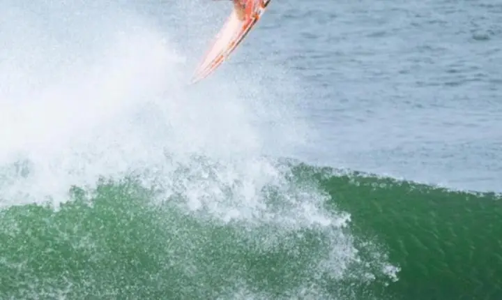 Gabriel Medina e Ítalo Ferreira duelam por vaga na final em Peniche