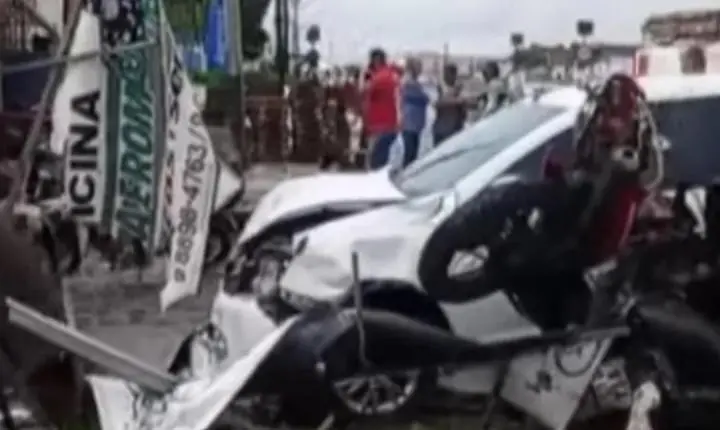 Impacto em cadeia: carro atinge veículos, derruba poste e deixa parte de Rio Largo sem energia