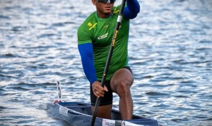 Isaquias Queiroz volta ao topo do mundo e conquista ouro no Mundial de Canoagem