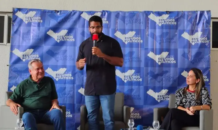 Jones Manoel defende aplicativo público, questiona a escala 6x1 e critica juros altos dos bancos em evento na UFAL