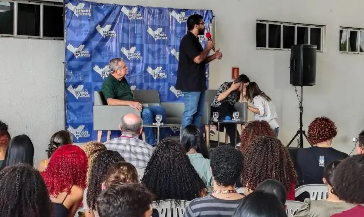 Jones Manoel defende aplicativo público, questiona a escala 6x1 e critica juros altos dos bancos em evento na UFAL