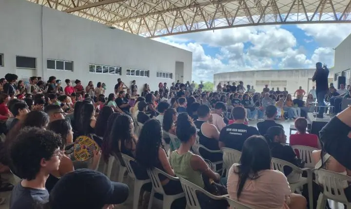 Jones Manoel defende aplicativo público, questiona a escala 6x1 e critica juros altos dos bancos em evento na UFAL